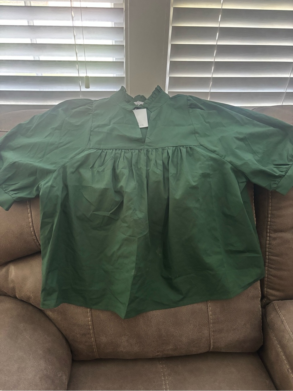CICY BELL GREEN V NECK PUFF SLEEVE TOP SZ MED